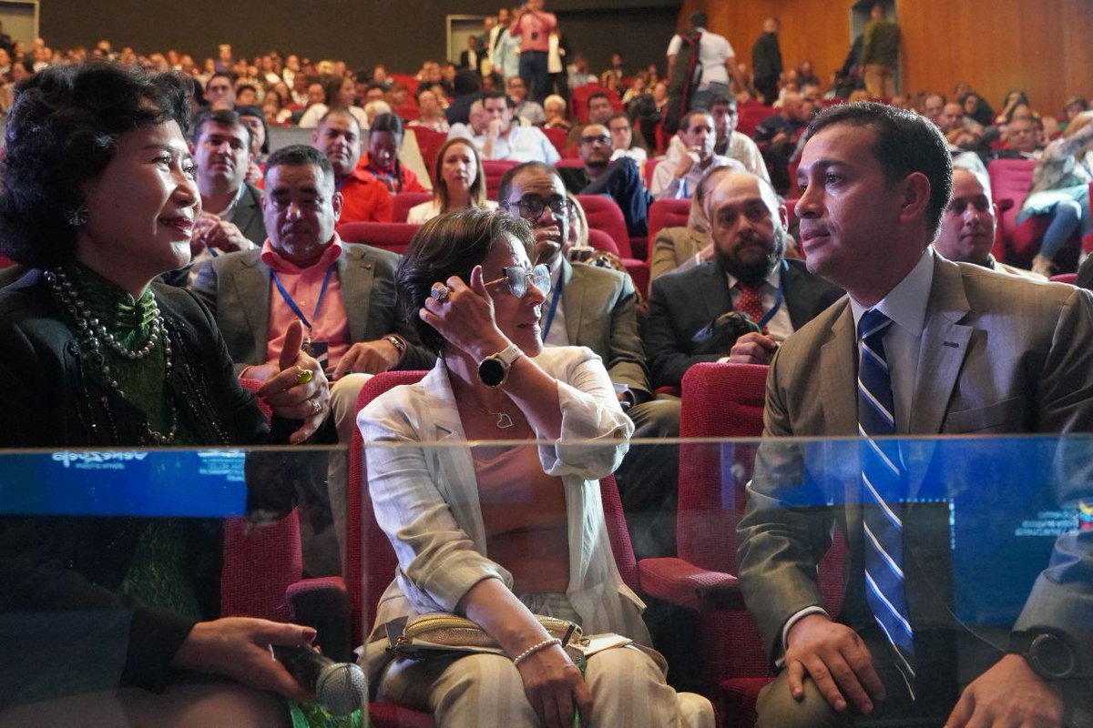 JohannAlvarez8's tweet photo. La profesora @sandraoblitasr, ministra de Educación Universitaria, cerró con éxito el I Foro de las Zonas Económicas Especiales. 

Anunció que los ministerios con competencia en materia de educación, ciencia, tecnología, innovación, turismo y comunas, crearán centros de formación e investigación, que promoverán el desarrollo del modelo de capacitación integral del talento humano que participará en todas las actividades productivas y rubros priorizados en las Zonas Económicas Especiales

#UniónDeLosPueblos