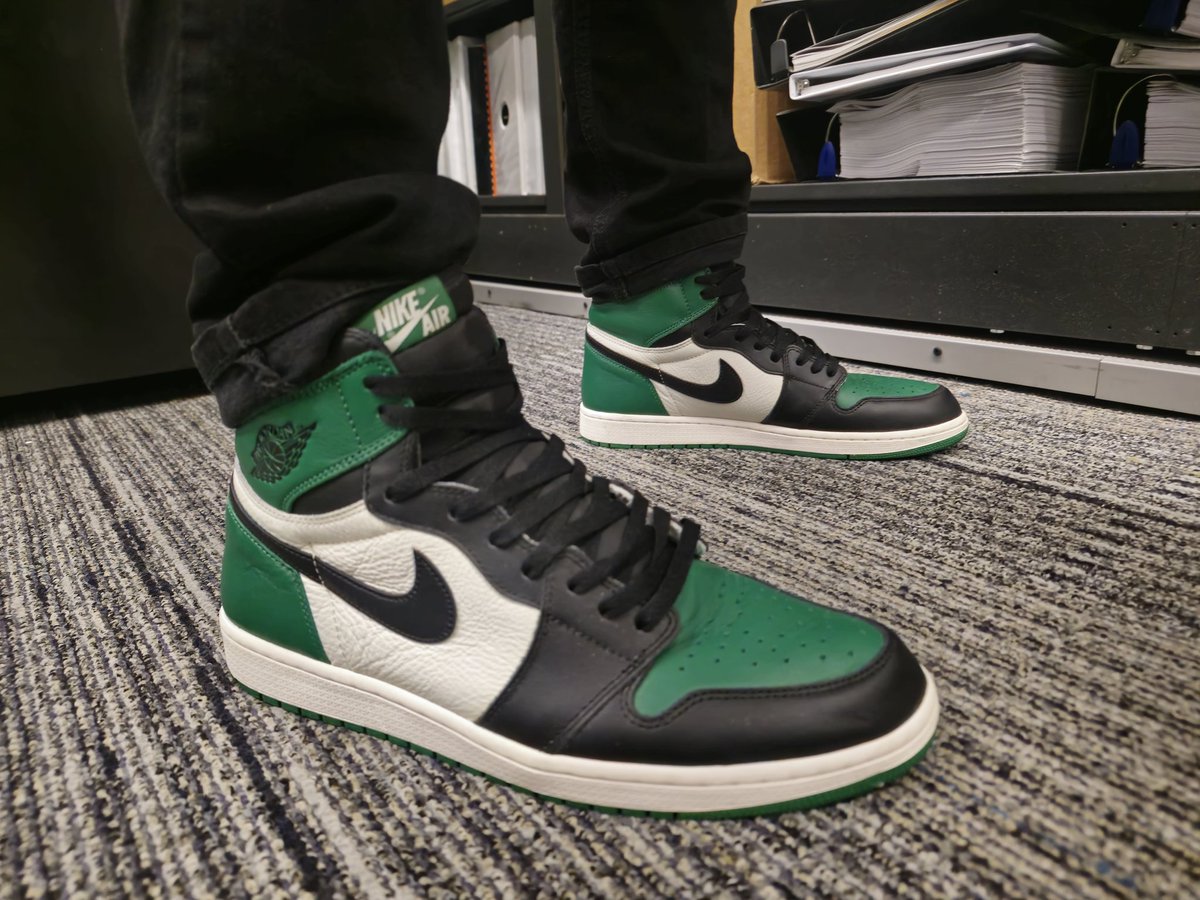 Late post. Stepped out in the Jordan 1 'Pine Green'. Been a busy ass week. Been slacking with my post. These are clean though. #nike #jordan1 #snkrskickcheck #snkrs #KOTD #sneakersaddict #sneakers #yoursneakersaredope #wearyoursneakers
