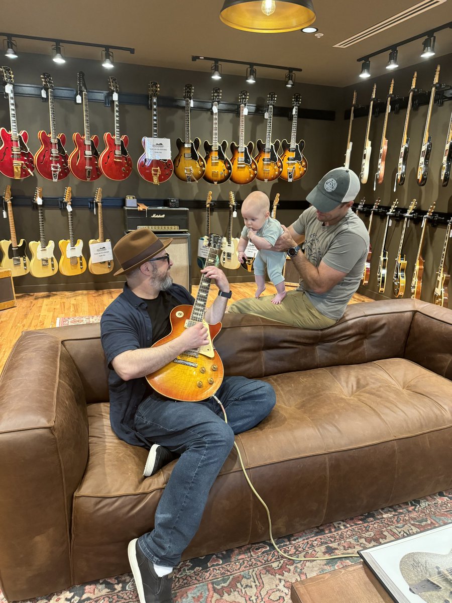 Declan’s first trip to Carter Vintage Guitars and he’s already rubbing elbows with the locals and reaching for a Burst plugged into a Dumble 🎸 Should we be scared?