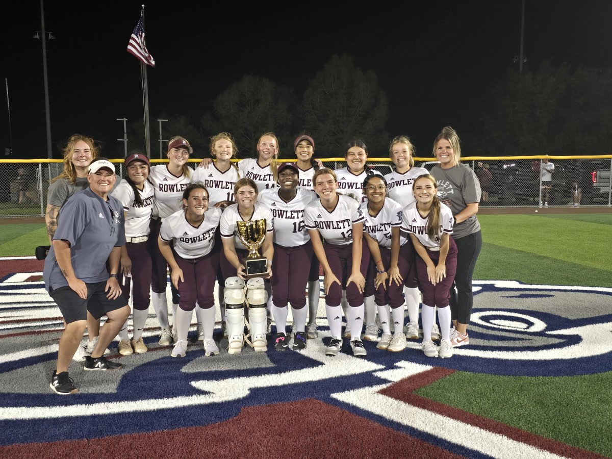 Congratulations to the Rowlett Lady Eagles Softball team for defeating Heath and advancing to the Area Round! @BlakeyNet @rgriff_32 @JudyCampbell49 @gisdnews @gisd_athletics @RHS_Eagles @rowlettsoftball