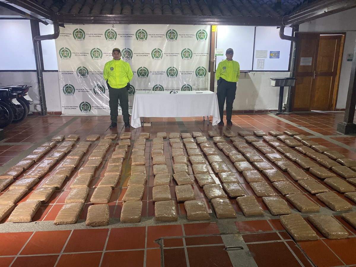 Gracias al trabajo de la Sijin de la @PoliciaColombia, se incautaron más de 200.000 dosis de marihuana y base de coca que estaban listas para ser distribuidas en Bucaramanga y el área metropolitana. No paramos en la lucha contra el microtráfico.