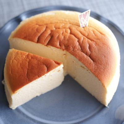 ケーキ…🍰ケーキが食べたい…🥞ケーキが食べたいっ…🧁無性にケーキが食べたいっっっっ！！！！！！！🎂🎂 ちなみにケーキは滑らか触感のレアチーズケーキが好き🤤チーズ感が濃いベイクドチーズケーキも好き🤤優しいふわふわ触感のスフレチーズケーキも好き🤤 みんなはどんなケーキが好き？