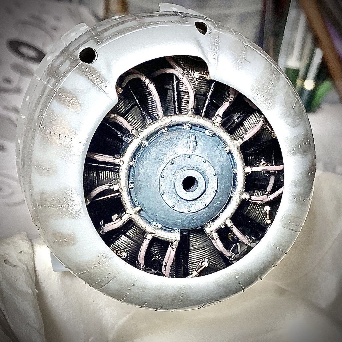#サンニイ鐘馗制作記録 エンジンの塗り分け前とその後と仮組みで載せて見たところ。 やはりあんまり見えない😂