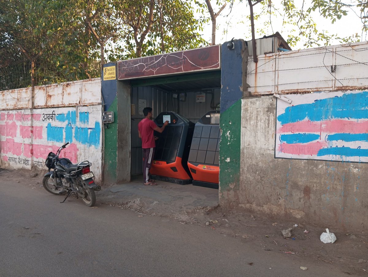 Aspirational Indians are helping @GovtOfIndia_ & state governments to implement tectonic tech shifts in country. This is backed by #Indian 🇮🇳 companies & startups. A SUN Mobility run #batteryswapping centre for #ElectricVehicle. 
@SUN_mobility @FollowCII @nasscom @startupindia