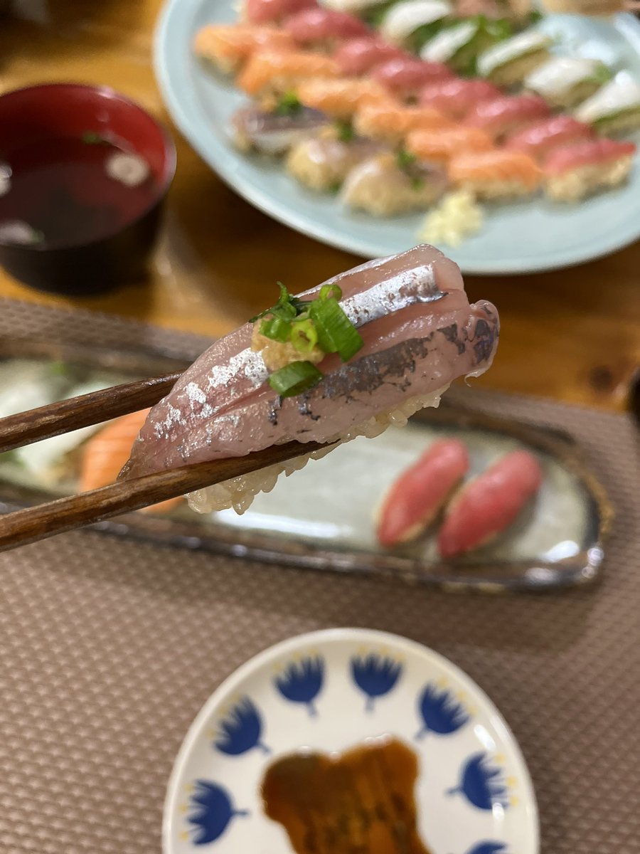 釣ったばかりの
鯵を頂いたので🐟
お寿司にしてみました🍣

甘くて美味しい〜♪