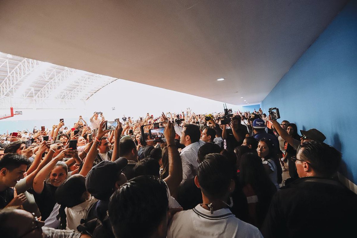 Cada universidad que se visita es un nuevo reto. Máynez es el único candidato capaz de enfrentarse a cualquier ambiente y lograr el diálogo sincero, transparente e inteligente. El camino a un México Nuevo se construye así, con la fuerza de su juventud. #LoNuevoVaEnSerio