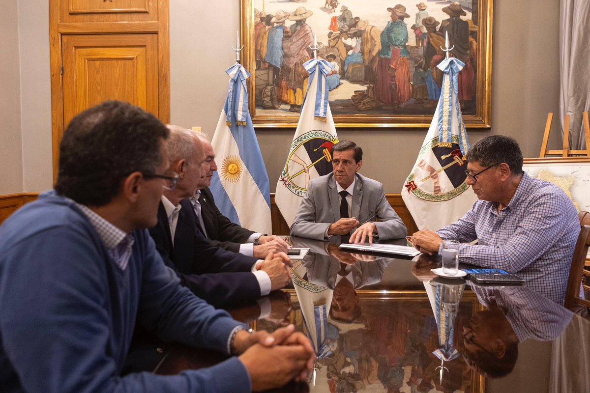 Recibí a representantes de la Unión Cañeros Independientes de Jujuy y Salta, con quienes dialogamos sobre las necesidades del sector y les expresé el apoyo del Gobierno ante los requerimientos para afrontar el difícil momento económico por el cual está atravesando el país, y más…