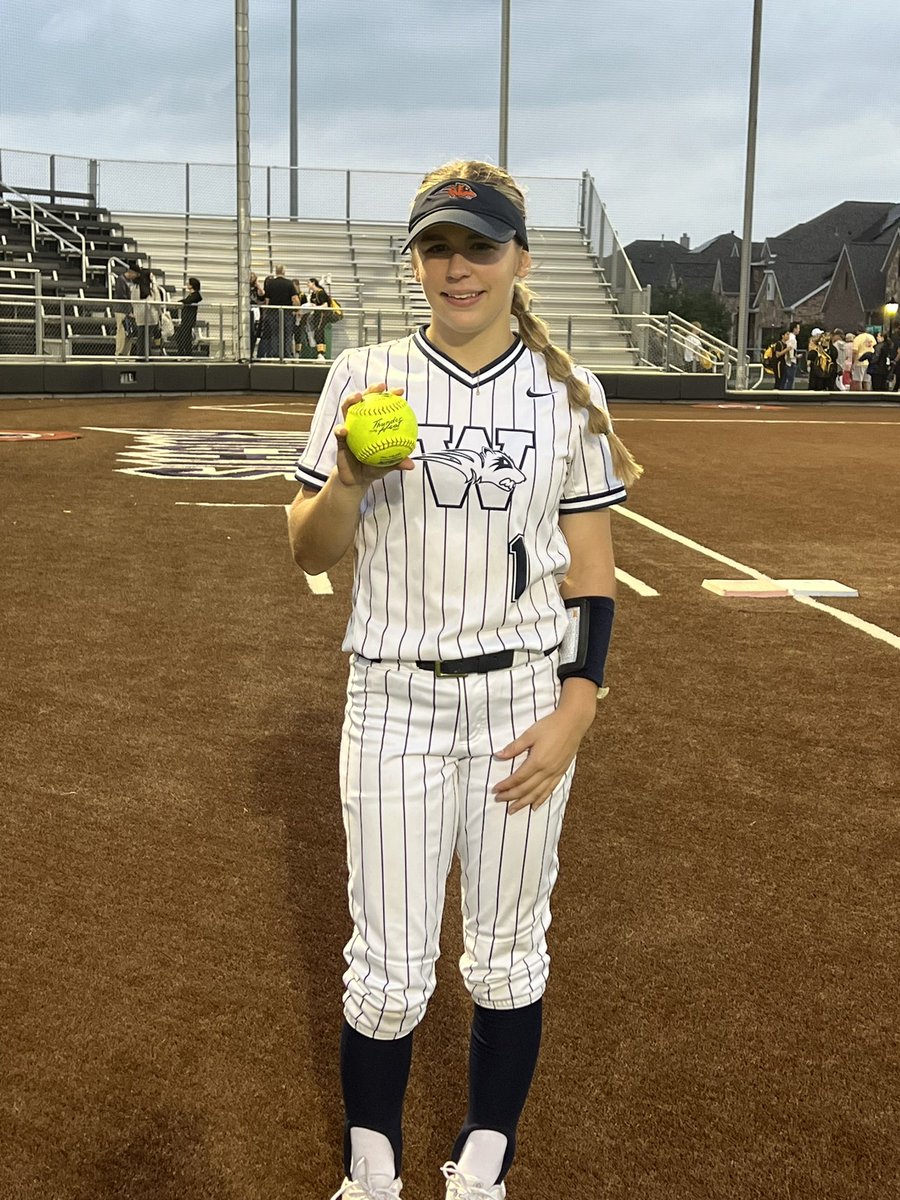 🚨Game 1 Final 🚨

Sophomore, Lauren McIllwain had a grand slam 💣in the bottom of the fourth. Pitcher, Jordan McNees had 10 K’s on the night with solid defense behind her!  

#W1N | #2024Season