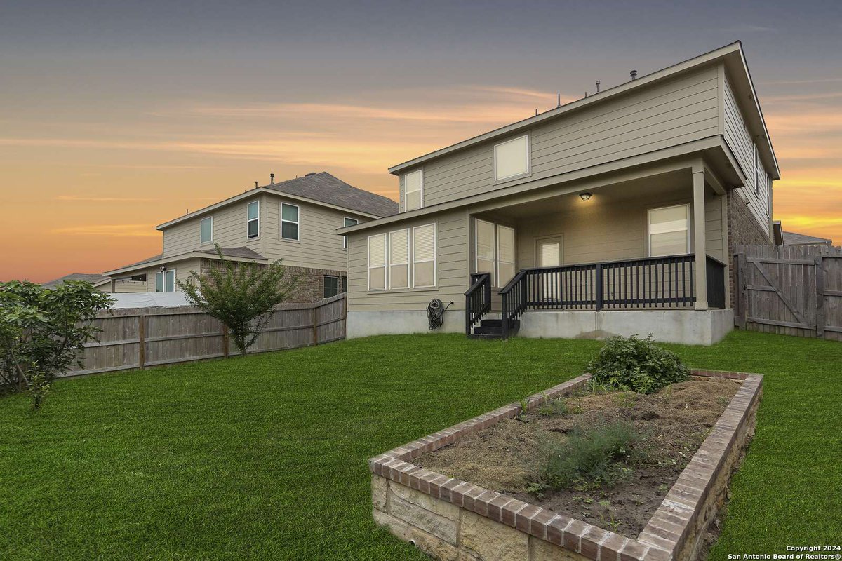 🏡✨ Welcome to your dream home in Cielo Ranch! 🌳 This stunning 4BR/3BA gem is perfect for multi-gen living! 🛏️🛁 Spacious living area, chef's kitchen with 8-ft island, bonus office space. thegrellteam.com/d8qyl28h  #UTSA @thegrellteam