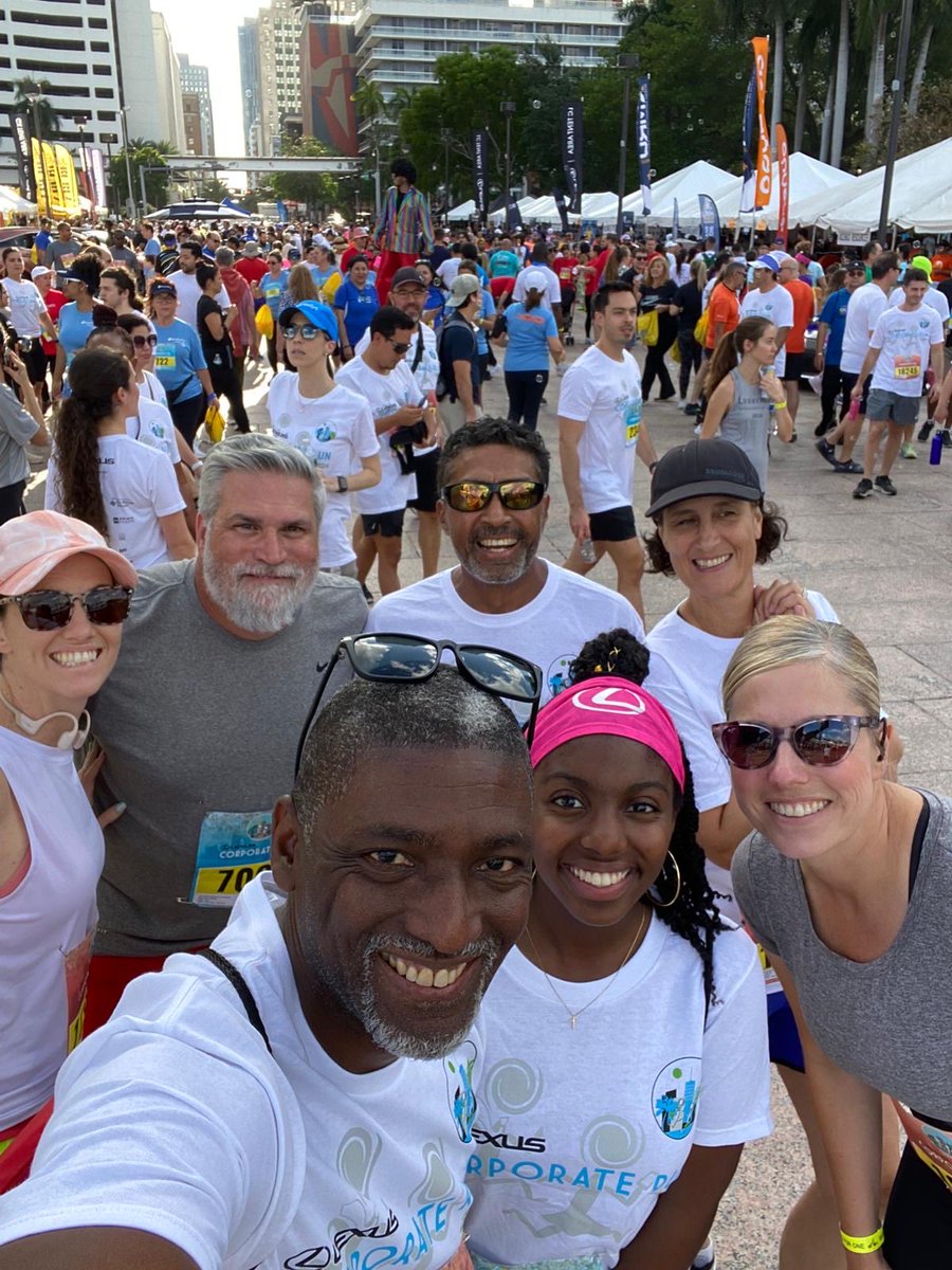 So proud of the 🇨🇦 Consulate team as we participate in our first ⁦@Lexus⁩ corporate run in ⁦@MiamiDadeCounty⁩ - over 17k runners! Great event to promote health and wellness and teamwork! ⁦@CanCGMiami⁩