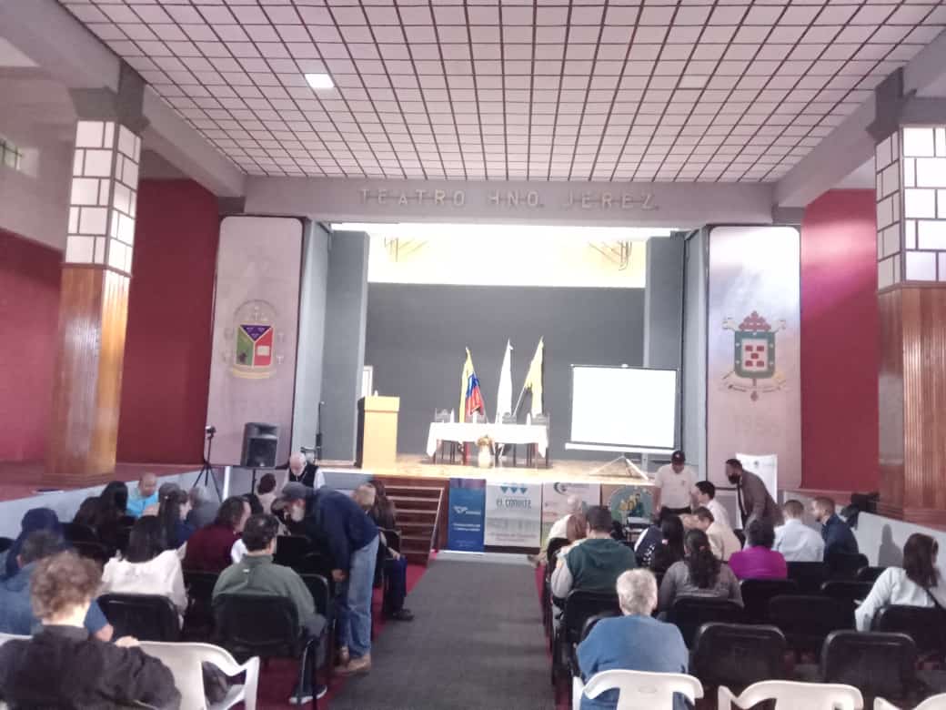 A casa llena, estuvo el foro Miradas del Acontecer Nacional y Local organizado por la Red de Acción Social de la Iglesia en #Merida #Venezuela con más de 170 participantes. Excelentes ponentes; las organizaciones sociales entre ellas, @catedradelapaz se hicieron presentes.