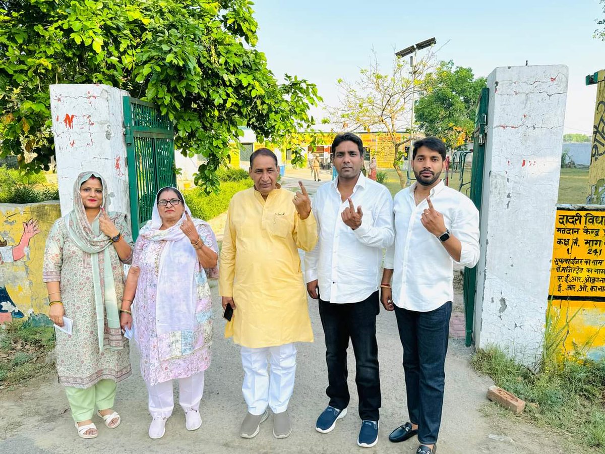 'पहले मतदान - फ़िर जलपान' दादरी स्थित अपने गॉव आकिलपुर जागीर मतदान केंद्र पर प्रथम वोट डाल कर लोकतंत्र के महापर्व में अपनी भागीदारी सुनिश्चित की। आप भी सुदृढ़ और आत्मनिर्भर भारत के निर्माण में अपनी जिम्मेदारी का निर्वहन करते हुए बड़ी संख्या में मतदान करें। विशेषकर पहली बार वोट