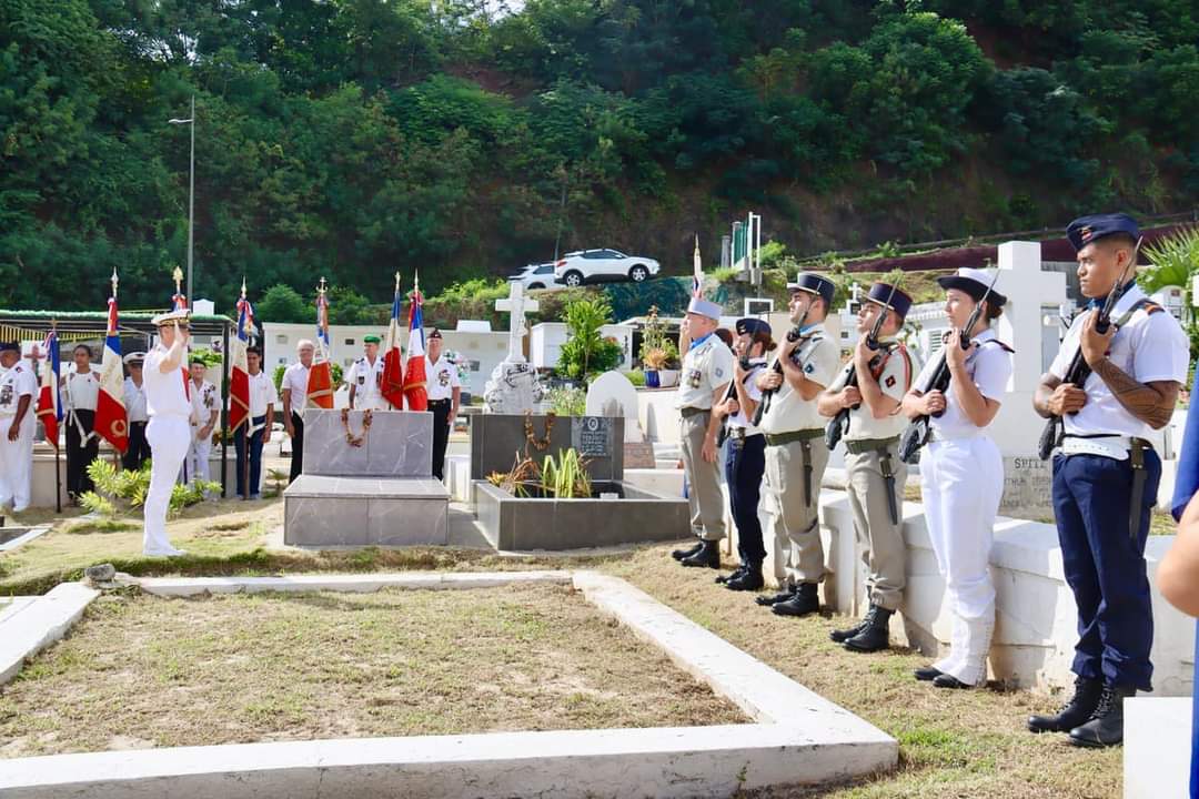 [REMEMBRANCE🕯️] Today, members of french armed forces in French Polynesia gathered for a memorial service to pay tribute to the fallen. 📍#AnzacDay is a day of remembrance in 🇦🇺 Australia and 🇳🇿 New Zealand to remember those who have served and died for their countries.