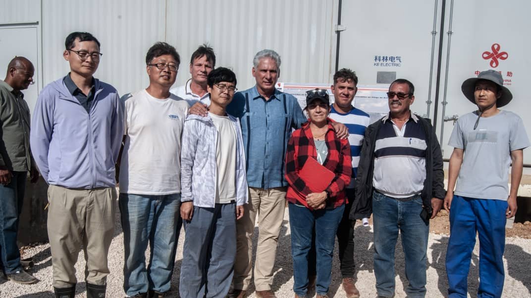 Visita al Parque Solar Fotovoltaico de #Morón, cuarto de su tipo en la provincia Ciego de Ávila, por el Presidente de la República. Interesado por el  avance del montaje e insistiendo en la necesidad de que para el mes de mayo esté ya este  generando energía. 
#GenteQueSuma