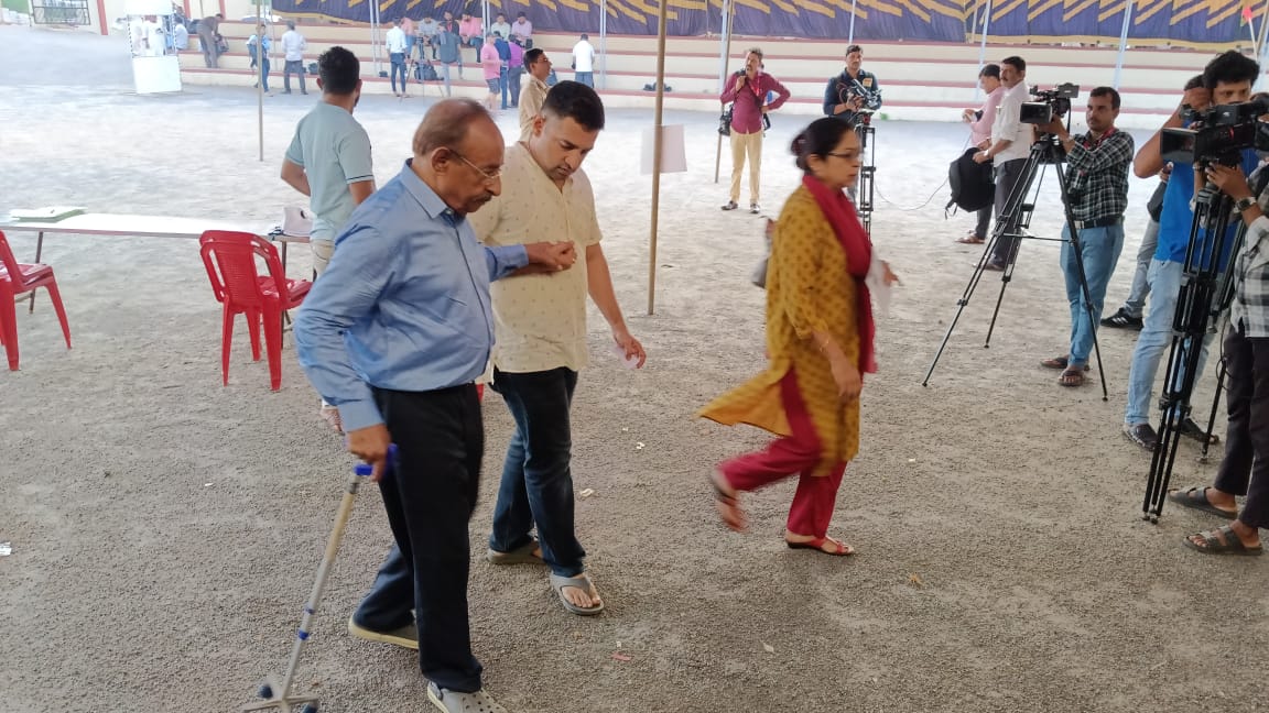 #LSPollsWithTNIE #LokSabhaElections2024 #DakshinaKannada Elderly voters arrive to cast their vote at various polling stations in Mangaluru @XpressBengaluru @ramupatil_TNIE @vinndz_TNIE