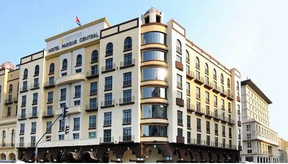 #CubaPorUnTurismo,un total de   11  instalaciones de Iberostar Cuba Hotels & Resorts fueron premiadas en los Travelers' Choice 2024, con lo que la cadena se posiciona como referencia en el país y a nivel mundial. El Iberostar Coral Holguín y el Iberostar Grand Packard