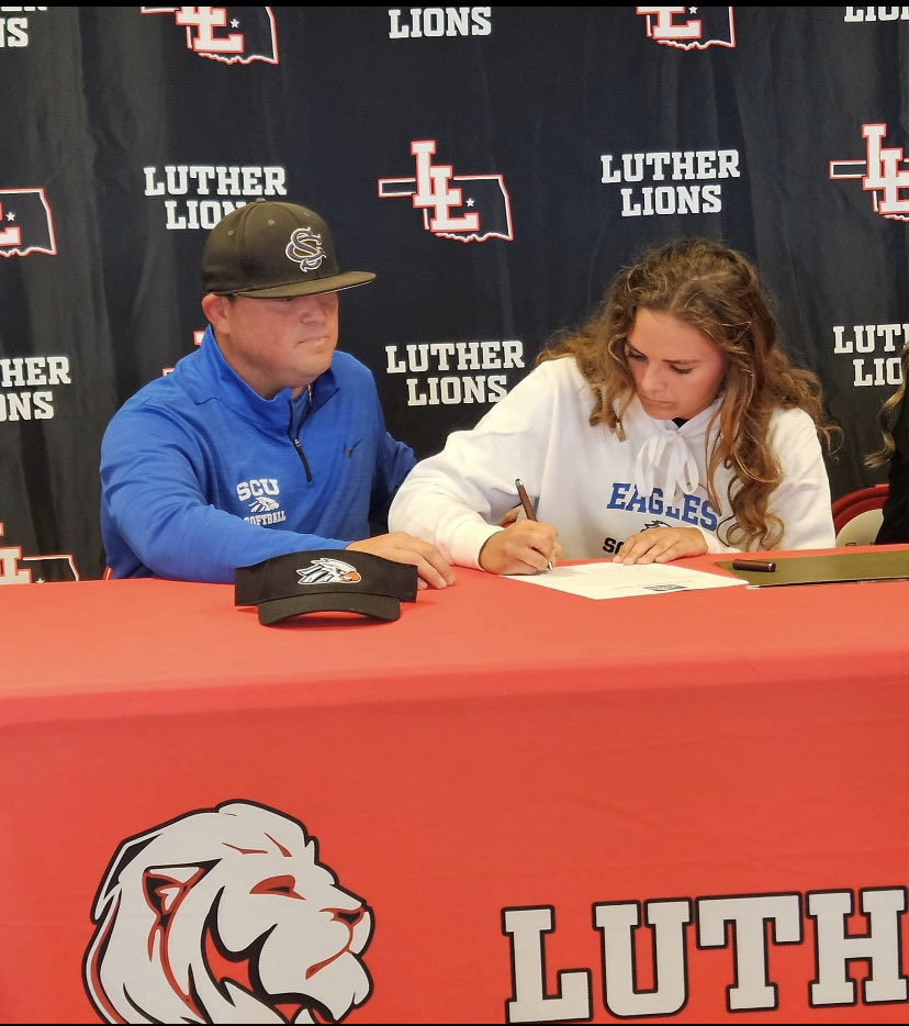 Hailey_k30's tweet photo. Excited to announce my signed commitment to play softball at SCU! Thank you to everyone who has supported me, I can’t wait to see what God has in store. Had a great time signing alongside my best friend!🦅🆙 https://t.co/S5kIBlbSv2