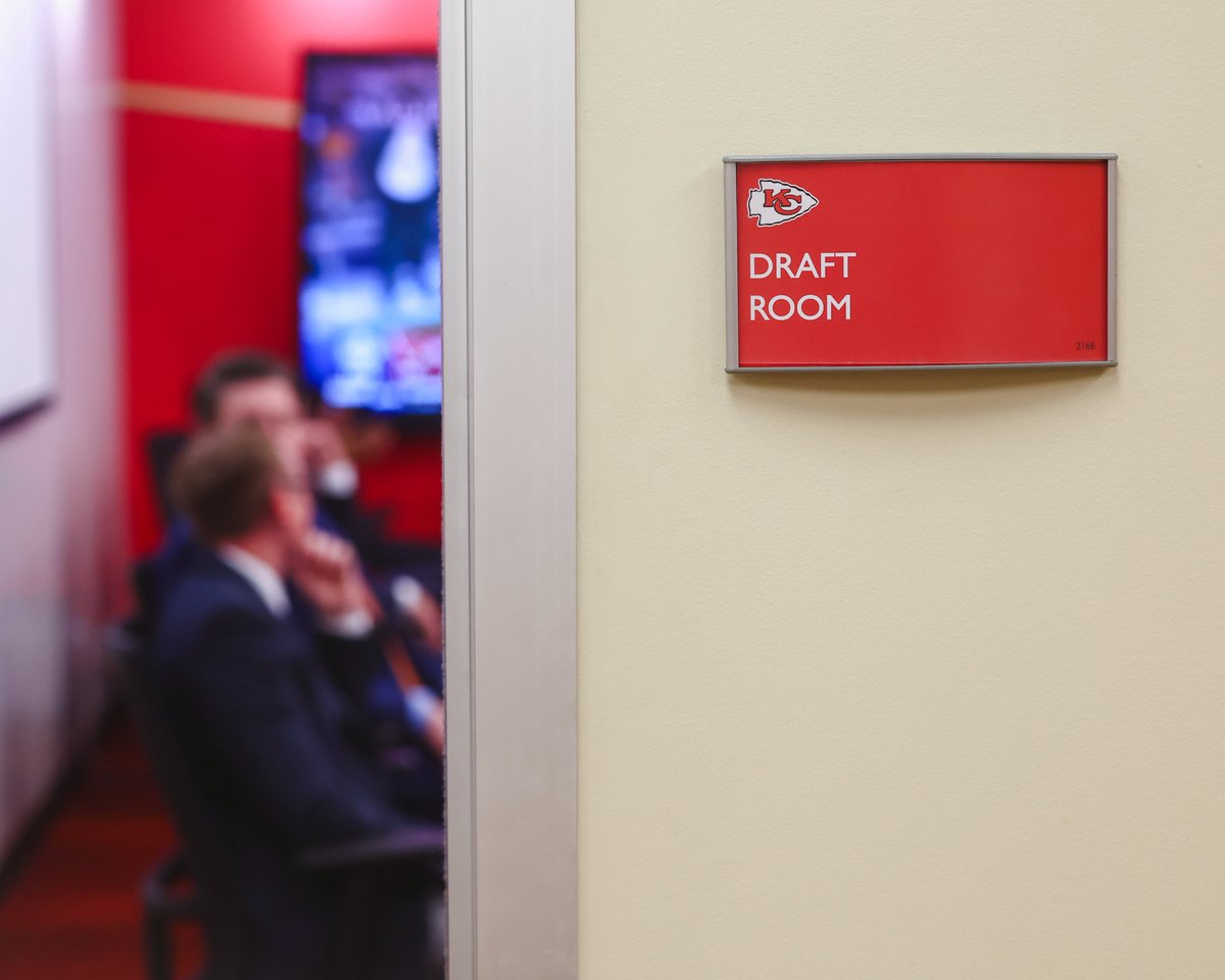 Chiefs's tweet photo. In there scheming... https://t.co/tdQEqqFxf1