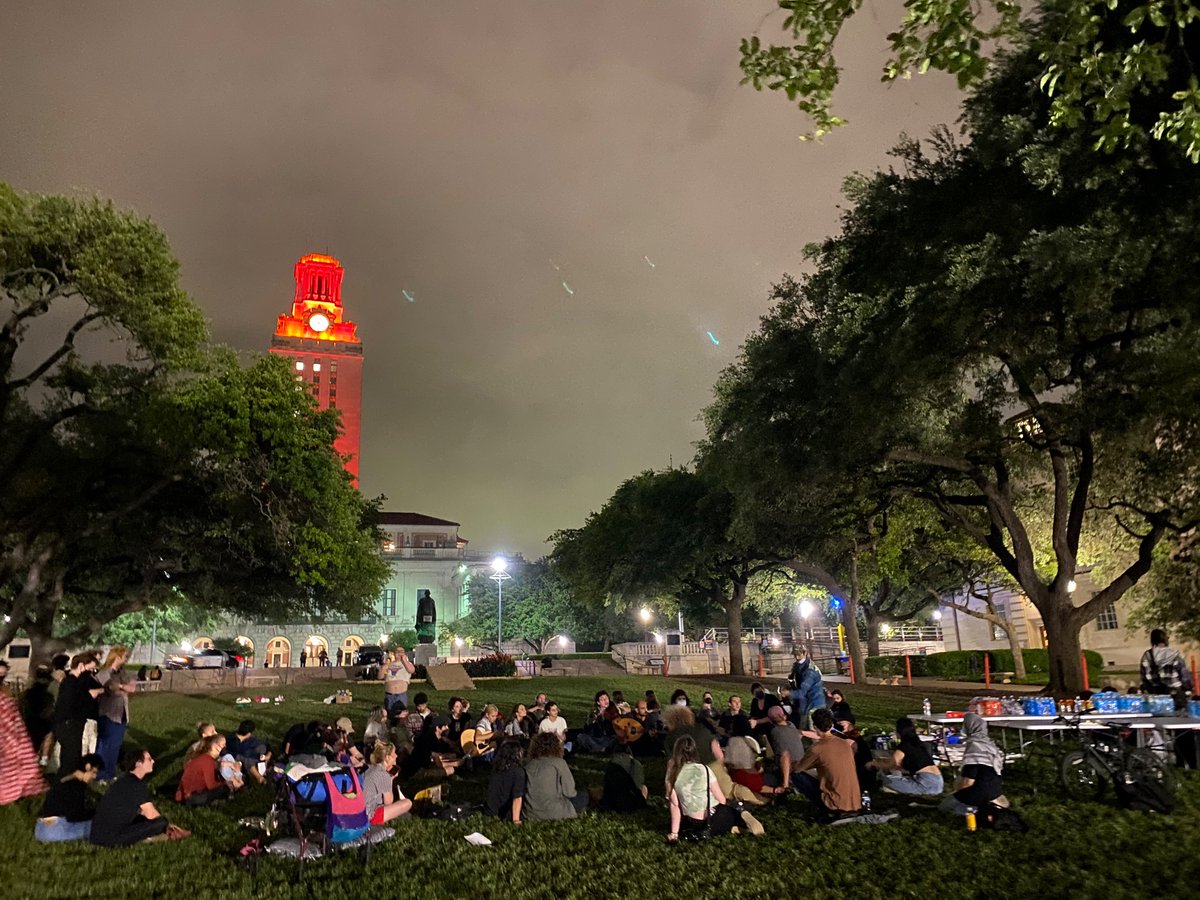 30 min before #UTAustin curfew, ~100 students are seated on S Lawn plying music, having discussions. Very small police presence on the main mall.