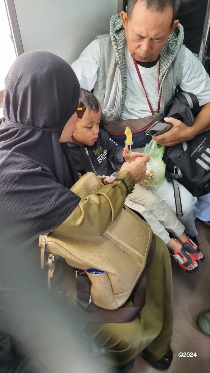 soegengcsi's tweet photo. Dilarang Makan
Dilarang Minum
Yang tua ngajarin memperbolehkan makan, selamat kapan ya Indonesia Emas https://t.co/M7l0jKJnH7