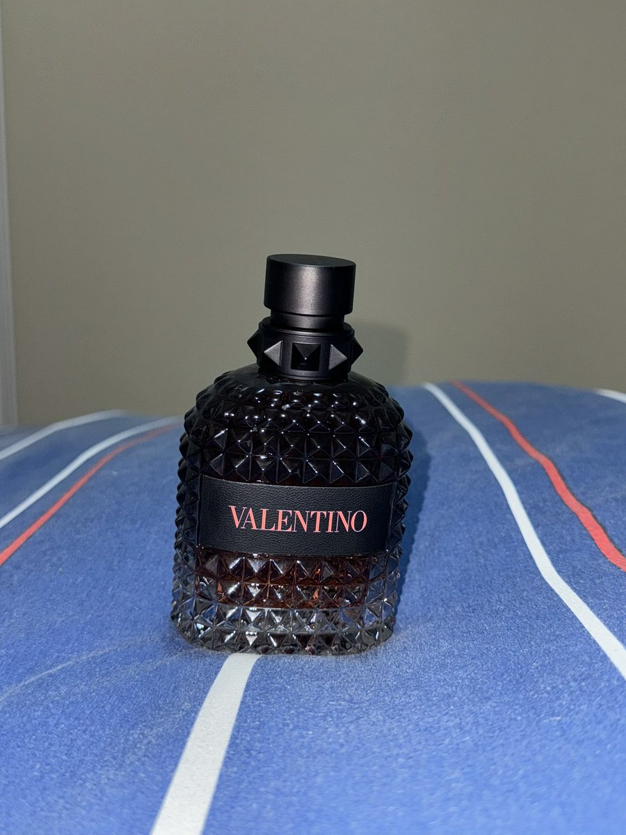 dmpilogod's tweet photo. Valentino Coral Fantasy, sin ser nada del otro mundo me pareció muy cumplidor y no podemos negar que el envase está demasiado nalga, esa salida con manzana roja y el toque de tabaco lo hacen una buena opción para la noche. #TwitterPerfumes. https://t.co/2OQdo8fyr4