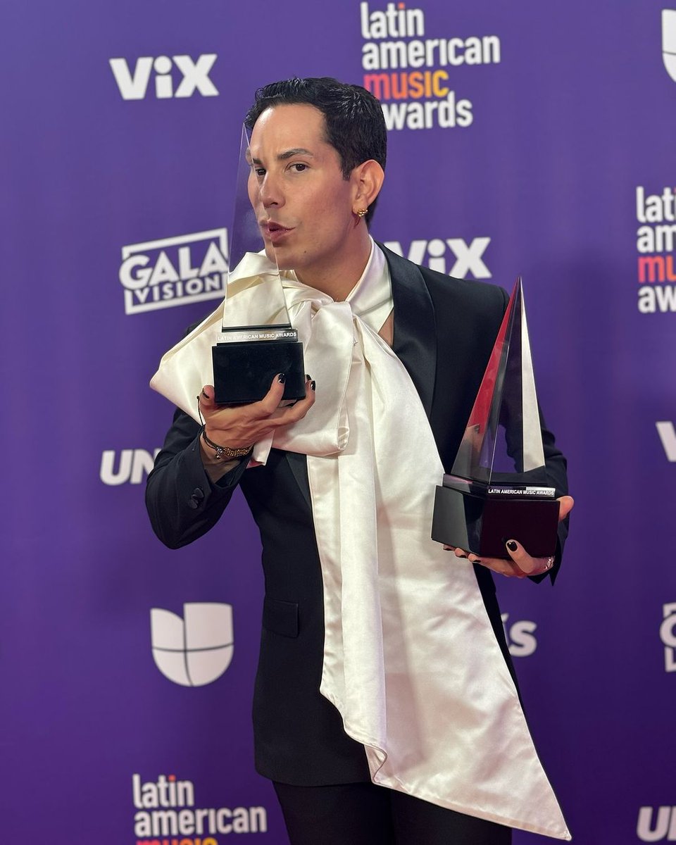📸 Christian Chávez com os dois prêmios conquistados pelo RBD no Latin American Music Awards