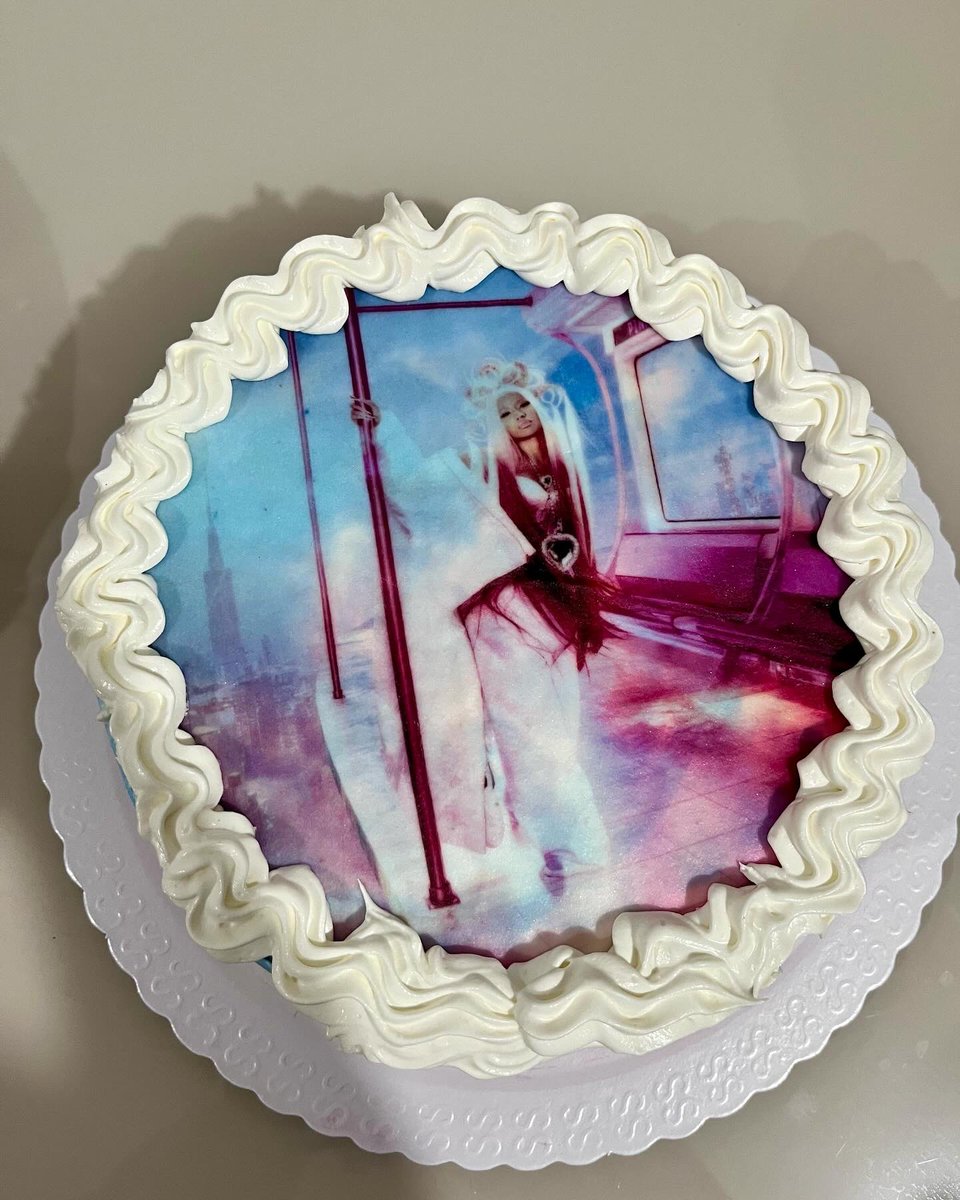 _eloih's tweet image. happy pink birthday to me. @NICKIMINAJ love you!! 💖