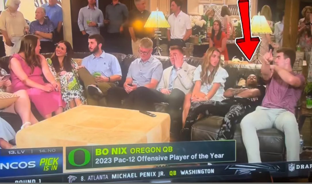 Imagine being on national TV sleep while your teammate gets drafted…

At least they eventually wake you up…😂😂😂

#NFLMemes #BoNix #NFLDraft2024
