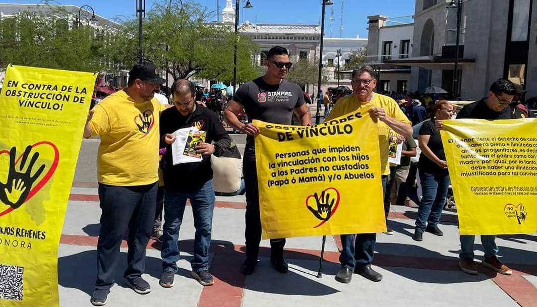 Protestan padres por favoritismo en convivencia familiar
~Acusan que los procesos favorecen mayormente a las madres,  dejando en desventaja a los papás cuando existe un divorcio de por medio.
#EhuiNoticias

ehui.com/2024/04/protes…