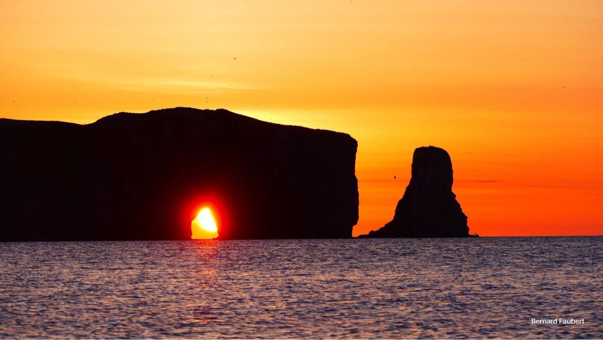 À la bonne place au bon moment! Voilà ce qui nous attend quand on se lève vers 4hres du matin en mai à Percé... #Gaspésie Le rappel d'une photo spectaculaire prise par Bernard Faubert (2019)