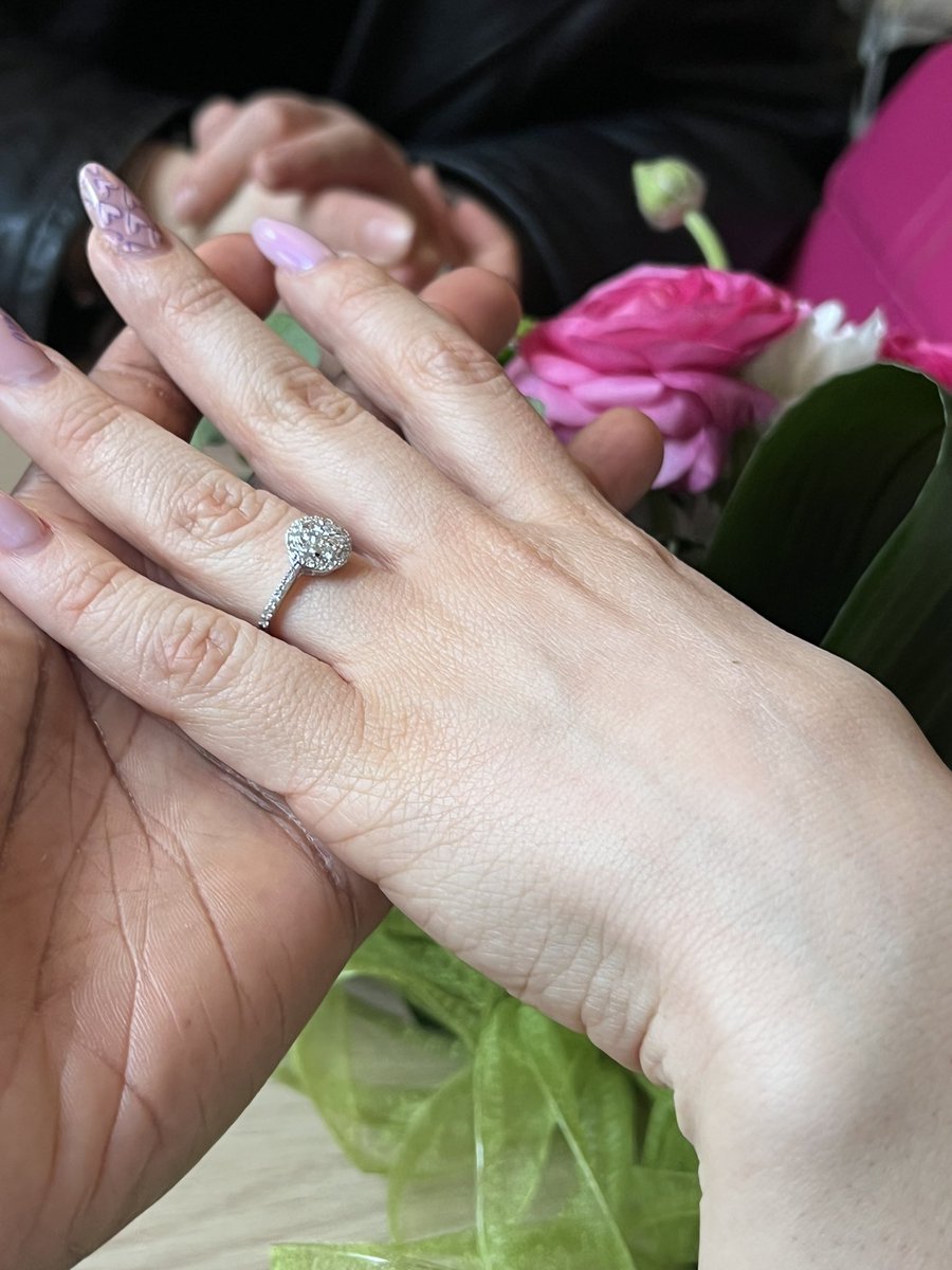 humbleprogress's tweet image. Oh, forgot to mention…🤭
I got engaged last month in Verona, Italy ☺️!!! Hope this brings hope to you long distance lovers! 💝