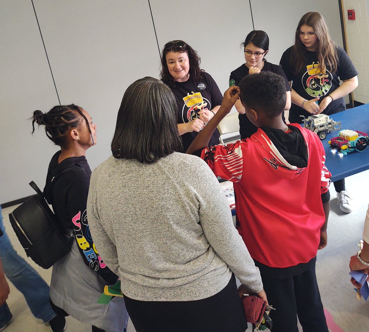 Rogue joined Kelvin for the @DukeEnergy Science Night at Eastern Wayne Elementary School this evening. The event was one of over 400 statewide @ncscifest activities, a month long celebration of STEM. _____ #OMGRobots #Discovery #Kelvin @4H @FIRSTNC