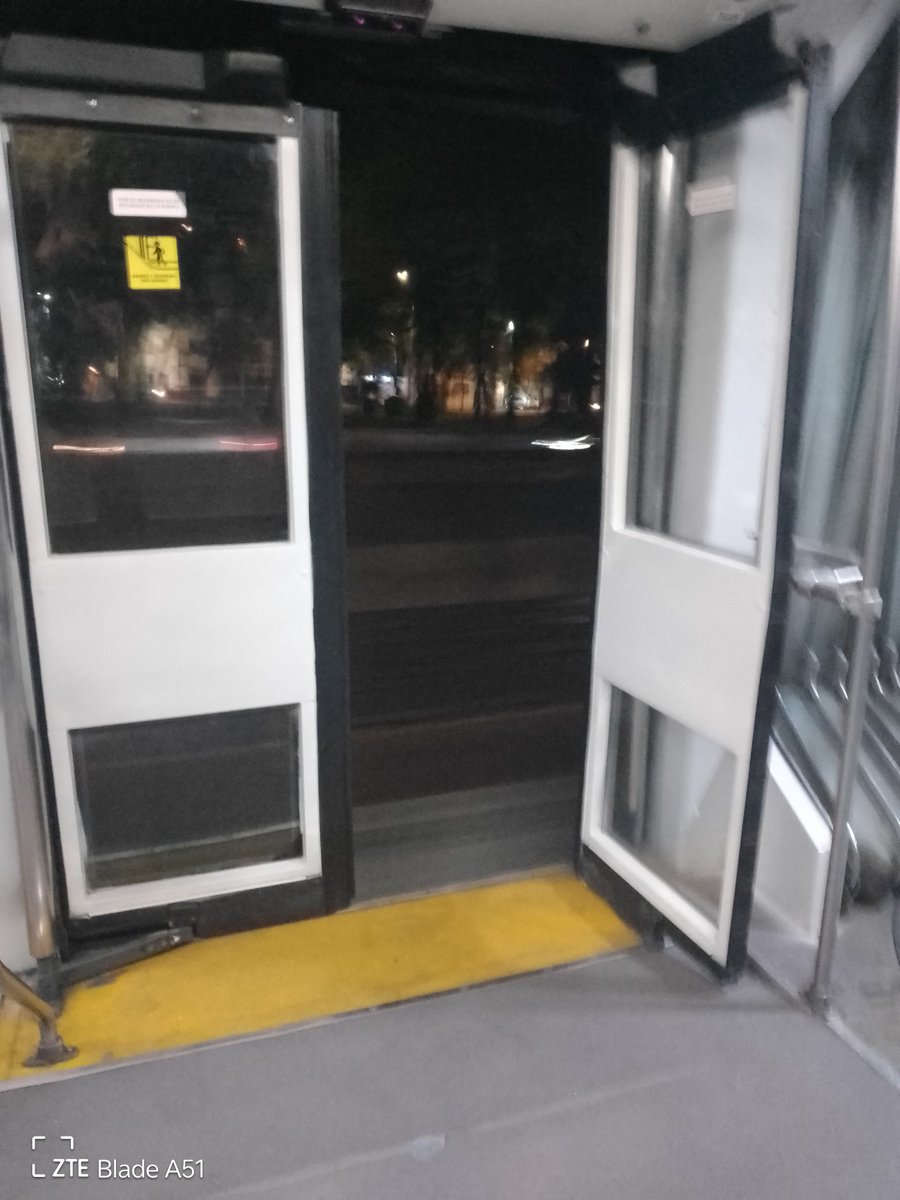 borrefmvz's tweet photo. @MetrobusCDMX  cámara arriesgar la vida por 6 pesos está rifado, a ver cuántas estaciones se manda sin cerrar la puerta, unidad 1053 va dirección insurgentes https://t.co/SJQzXPsadx