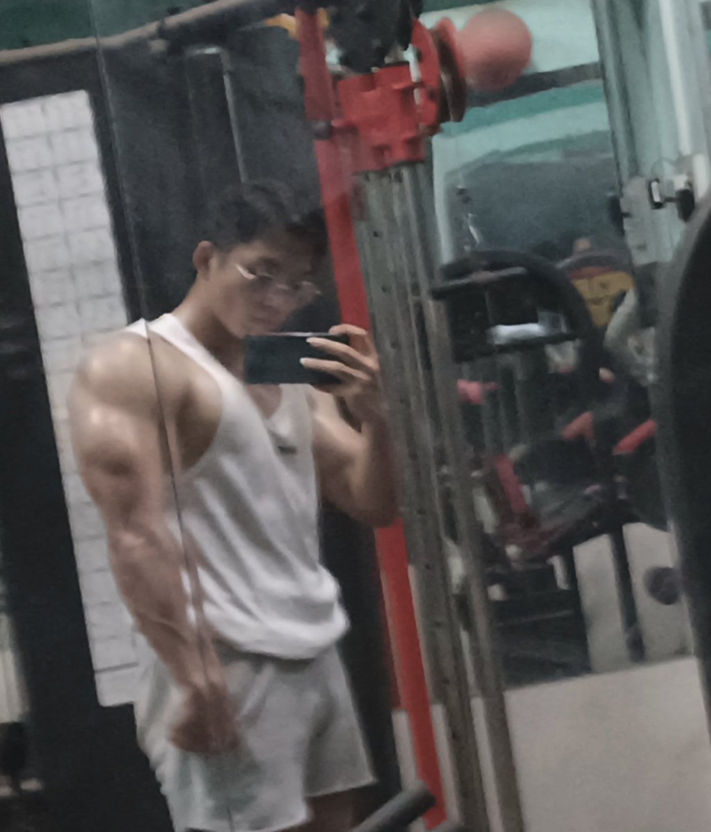 Muốn buff size đơn giản lắm
Kiếm cái gương - có khe nứt
Đưa thằng triceps lên cái là cần cẩu phồng x3 liền 😅