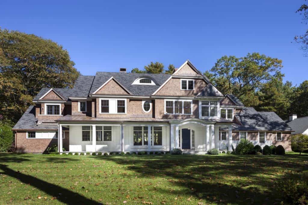 Classic New England shingle-style home boasts a striking transformation onekindesign.com/2019/03/21/new…