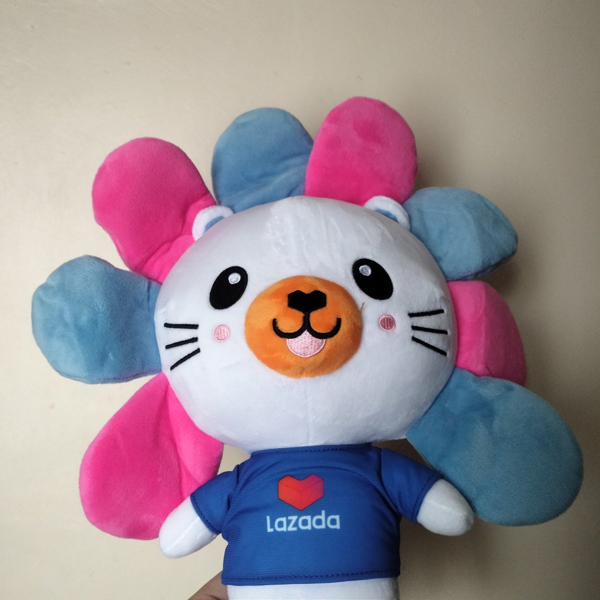 my lazzie plushie is here!! so so cute 🥰 thank you so much @LazadaPH 💙🩵 as a plushie lover, super duper love this hehehe