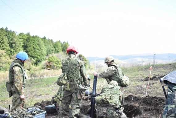 【＃１島外野営①】
　対馬警備隊は熊本県にある演習場において集中射撃訓練を行いました。今回は迫撃砲射撃の準備の様子をご覧ください。入念に準備し射撃に備えます。　　
　　#自衛隊 #対馬警備隊 #迫撃砲 #やまねこ軍曹を探せ