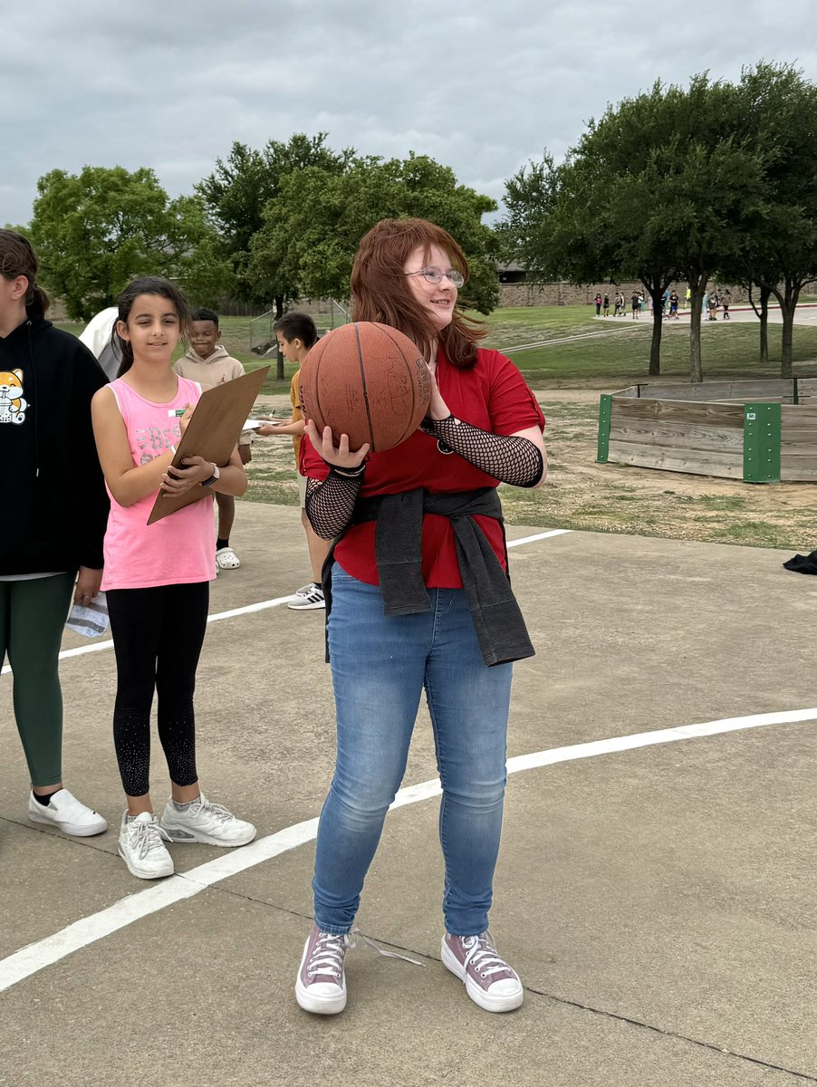 Ms_Terrazas's tweet photo. Math drills &amp; basketball called for a fun Thursday. 🤍✖️➗➕➖ https://t.co/cKIzogJakO