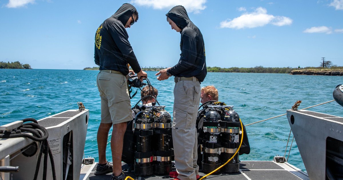 🤿U.S. Army divers with 7th Engineer Dive Detachment conduct range repairs on magnetic sensors in the waters on Joint Base Pearl Harbor-Hickam on April 23-24, 2024. The magnetic sensors in the water help prevent ships from hazard risks. @USARPAC | @USArmy