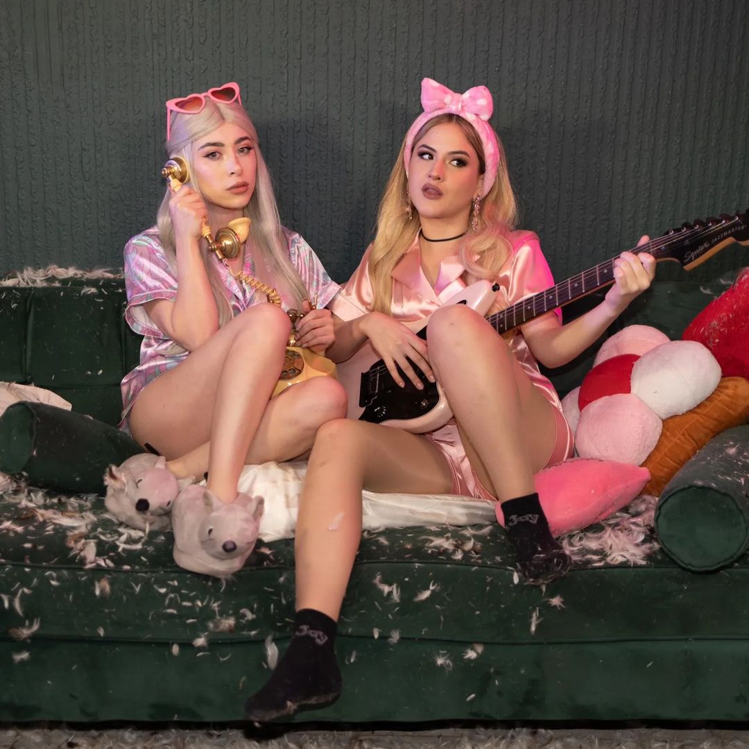 MareslaNeta's tweet photo. El Girl Power se apodera del pop punk con @legnaangel1  y @MarRendonMusica 

MAR X LEGNA SPOTIFY 
#LasChicasSeCuentanTodo https://t.co/KfNd01cT4h