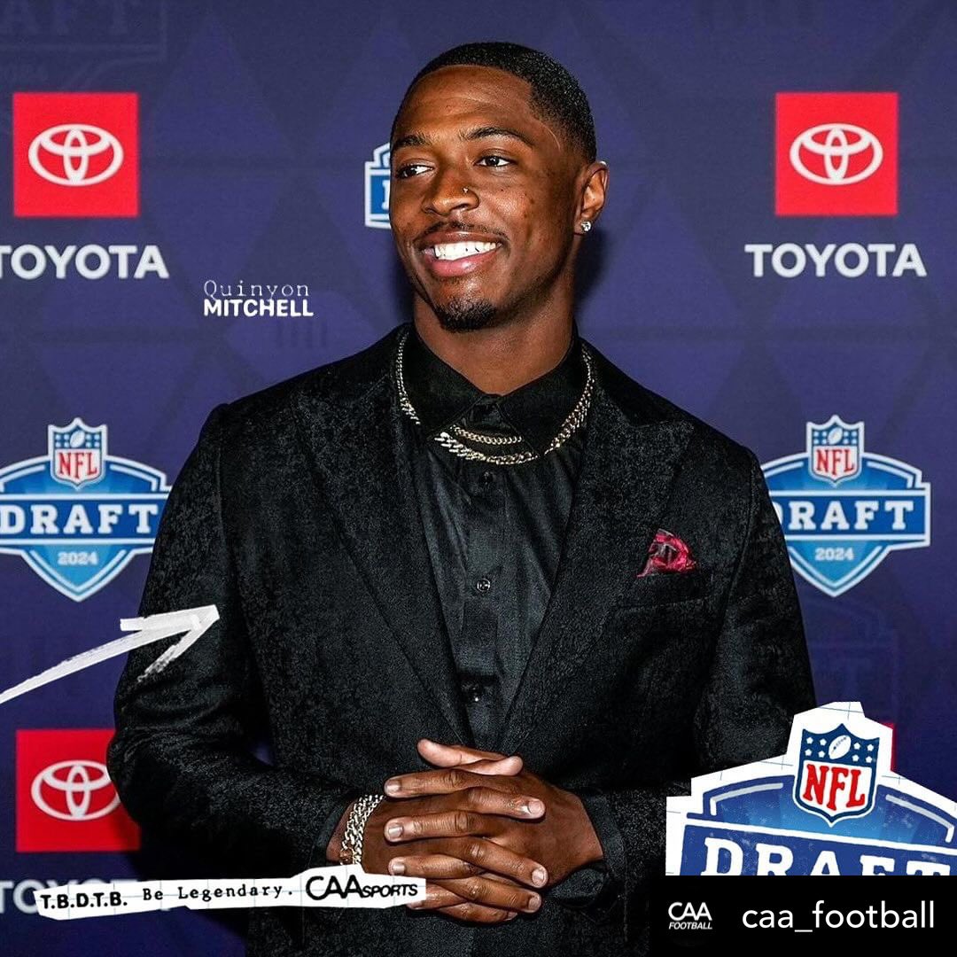 baynesxbaker's tweet image. Draft night dazzle ✨ Quinyon Mitchell shines in his bespoke black tuxedo by Baynes and Baker. This silk brocade masterpiece is the epitome of sophistication and style. #BaynesAndBaker #CustomSuit #NFLDraft #Eagles