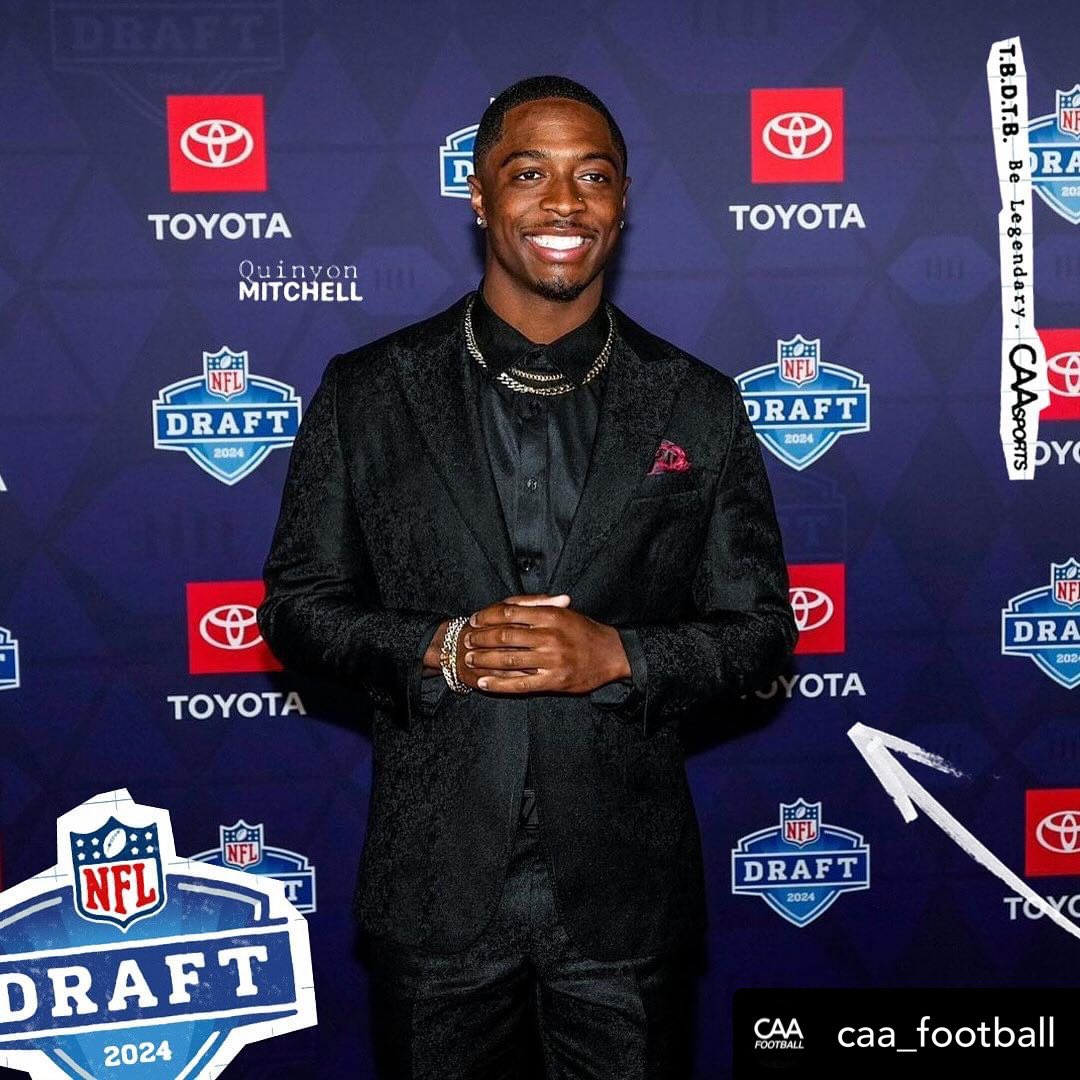baynesxbaker's tweet image. Draft night dazzle ✨ Quinyon Mitchell shines in his bespoke black tuxedo by Baynes and Baker. This silk brocade masterpiece is the epitome of sophistication and style. #BaynesAndBaker #CustomSuit #NFLDraft #Eagles