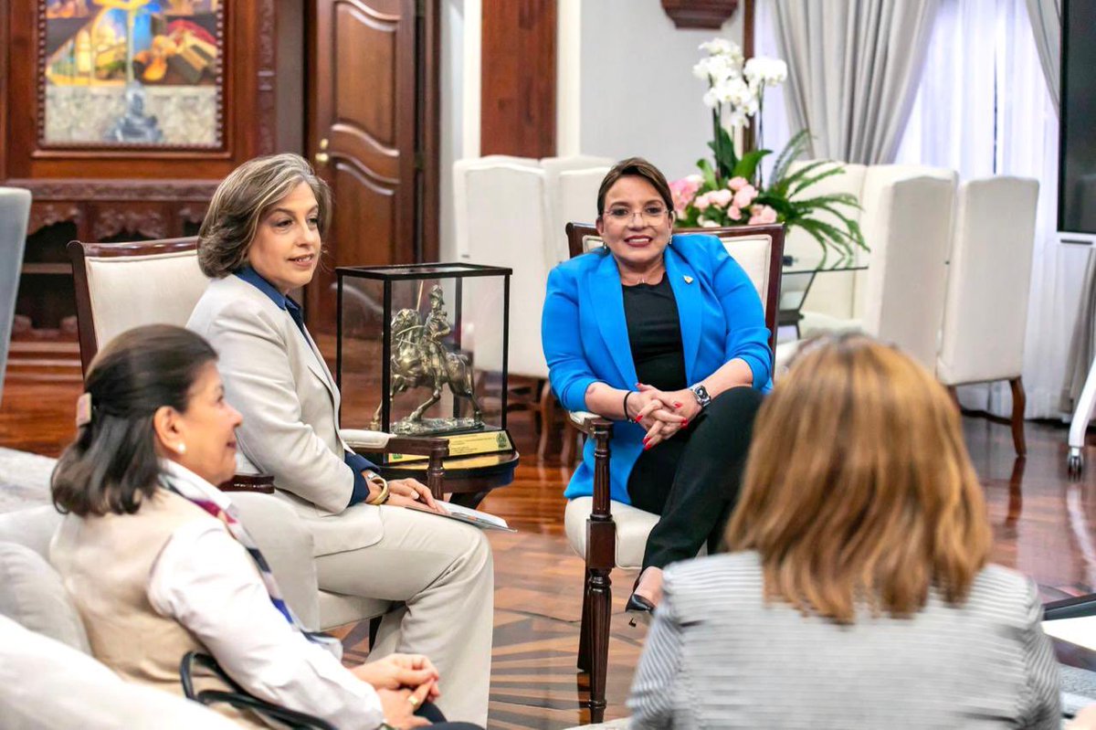 La Presidenta Xiomara Castro es una líder cálida, cercana y amable, dispuesta a apoyar y trabajar en conjunto. Le presenté una propuesta para formar un Consejo de Competitividad, el cual sería manejado al más alto nivel por parte del Gobierno y el Sector Privado.