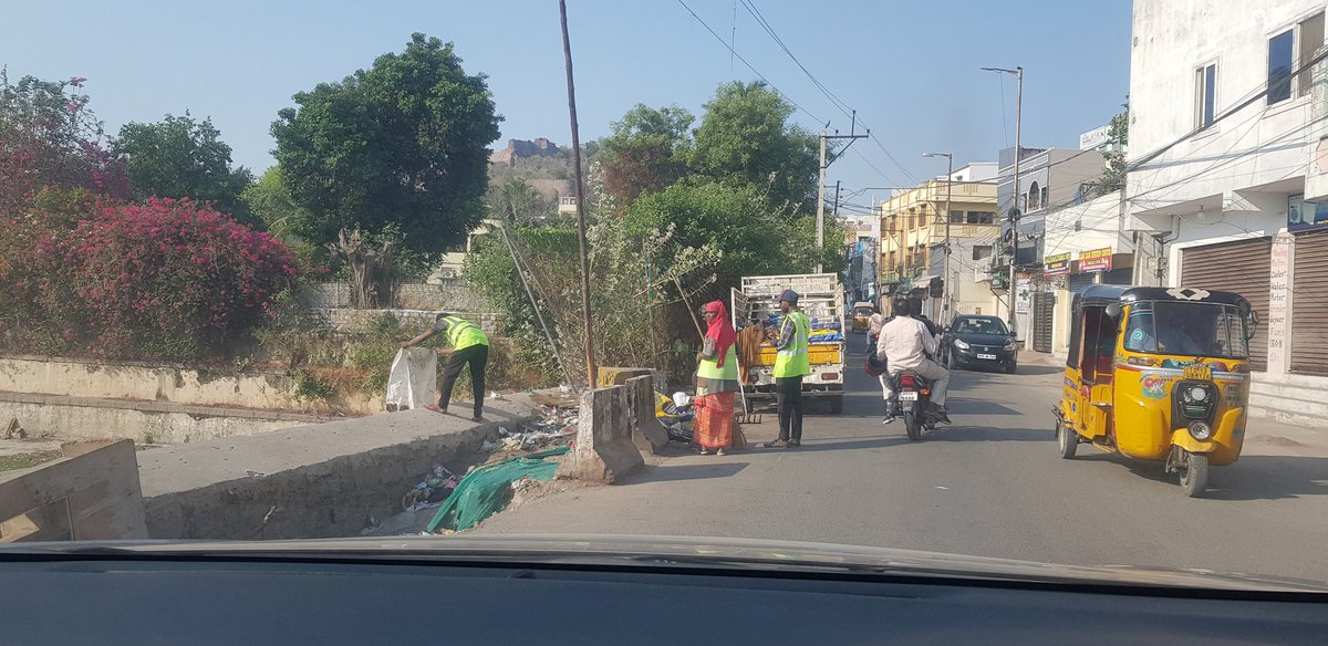 Shocking sight , just now saw GHMC staff themselves throwing garbage in historic Katora houz , near Golconda fort. Take action ! @CommissionrGHMC @GHMCOnline