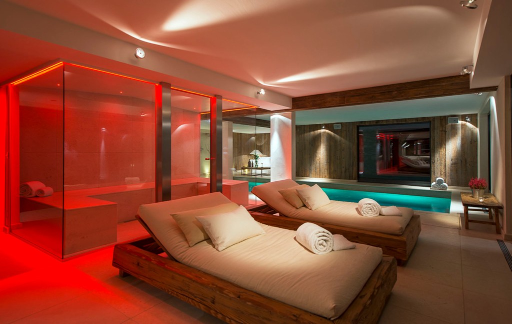 Chalet 1936 in Verbier with its gorgeous swimming pool complete with jets, invites guests to unwind in style.  The water becomes a canvas for relaxation, where gentle currents massage away the day's stresses.

Head to shorturl.at/ovBK2 to see more of this luxury chalet.