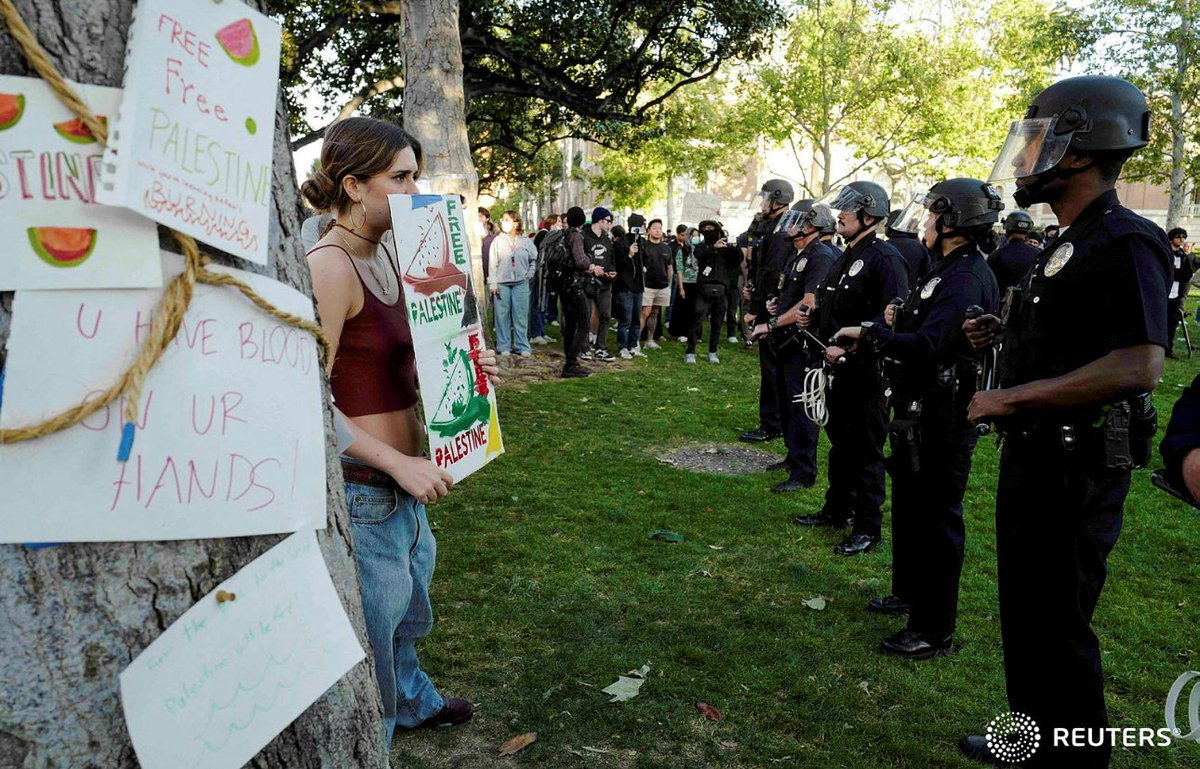 LAPD surrounds students protesting in support of Palestinians at an encampment at the University of Southern California’s Alumni Park, as the conflict between Israel and the Palestinian Islamist group Hamas continues, in Los Angeles. REUTERS/Zaydee Sanchez
