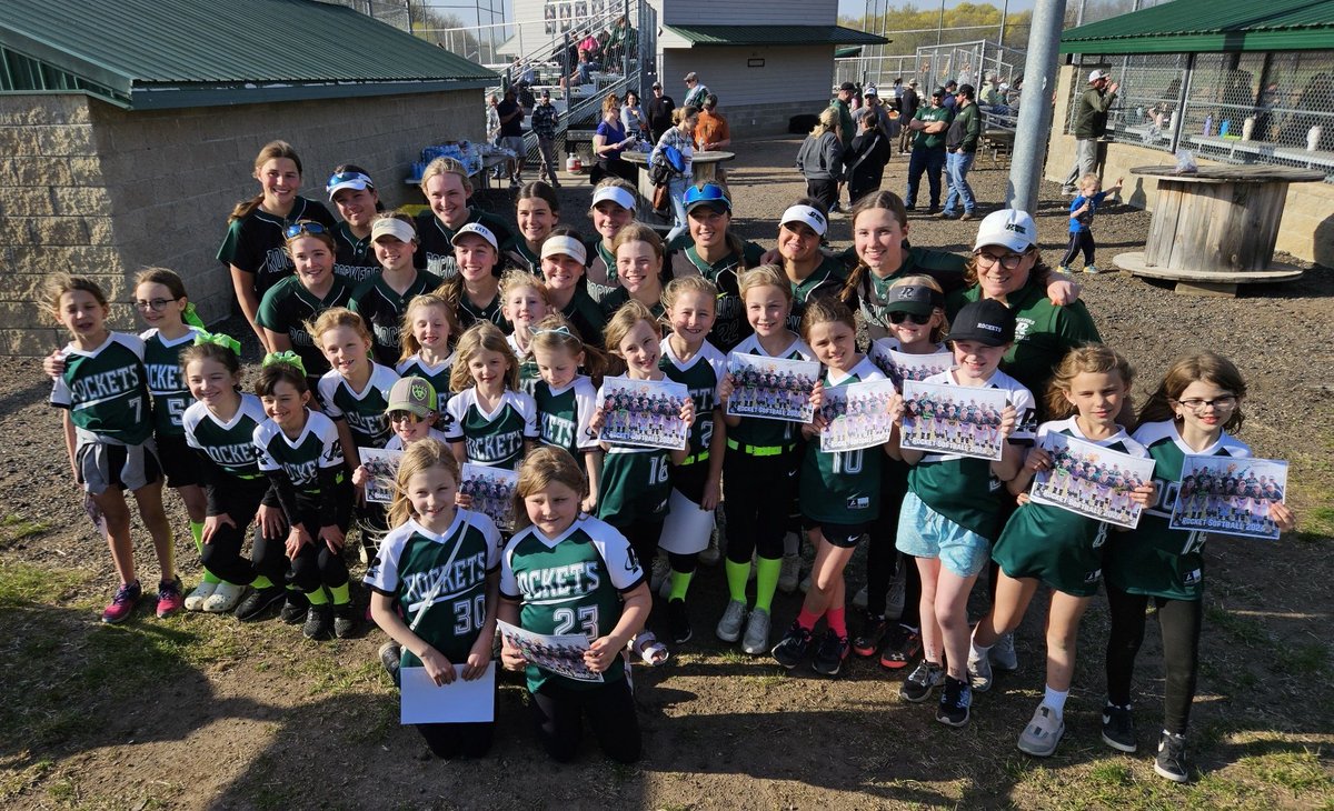 Big Rockets and lil'Rockets. Enjoying a great night. Thanks for coming out.
@MSHSLjohn <a href="/RAAAFastpitch/">Rockford Fastpitch Softball</a> <a href="/ISD883/">Rockford Area Schools ISD 883</a>