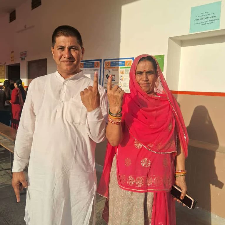 campabu's tweet photo. मतदान मेरा अधिकार भी है और मेरा कर्तव्य भी है। 
इसलिए पहले मतदान, फिर बाकी  काम।।🙏🙏🙏🙏 https://t.co/BdqujBVdlr