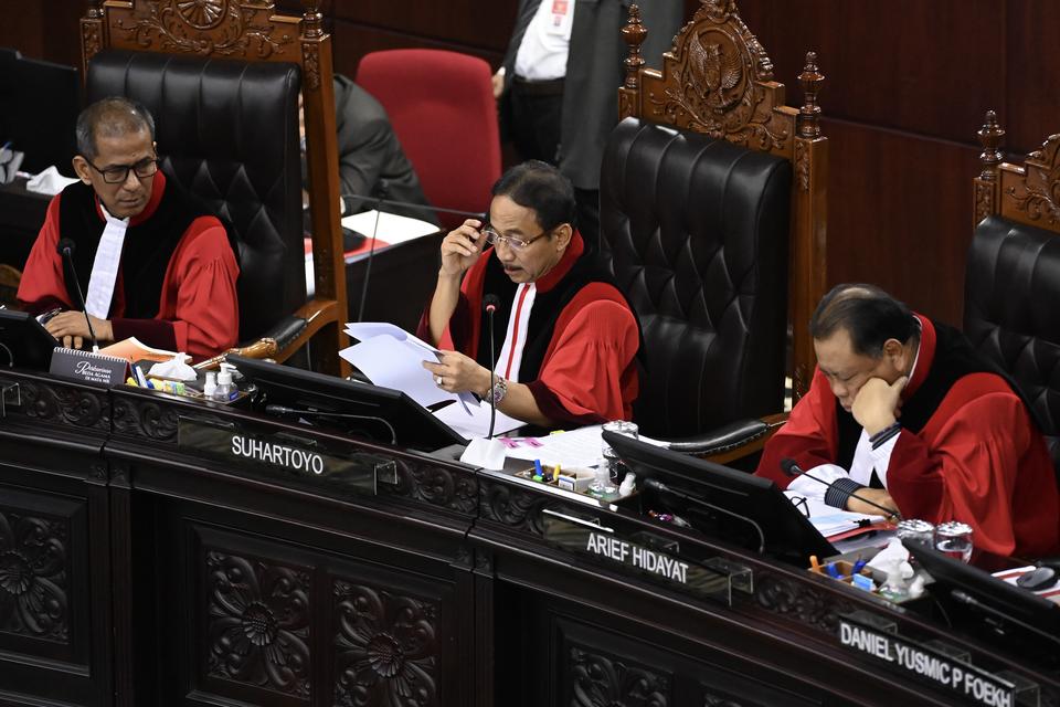 Mahkamah Konstitusi (MK) menerima 297 gugatan sengketa hasil Pemilihan Legislatif 2024. Juru bicara MK Fajar Laksono mengatakan ratusan gugatan yang telah teregistrasi itu akan disidangkan mulai Senin (29/4) pekan depan.

#SmartNews @KATADATAcoid