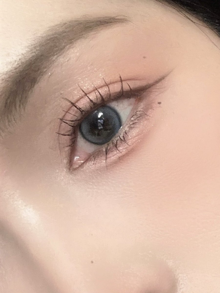 อายไลน์เนอร์แบบครีมเดจาวูทนเกิ๊นนนเช็ดออกต้องรีมูฟเวอร์แบบกันน้ำเท่านั้นอ่ะ 
ตัวดินสอดีนิ่มแต่ไม่หักง่ายอันนี้ยอม หัวเล็กเขียนง่ายจะเขียนให้เส้นดูฟุ้ง หรือบิ๊วให้เข้มได้หมด วิใช้สีDark Brown ไม่เข้มไม่อ่อนเกิน สีกลางๆงานตาละมุน